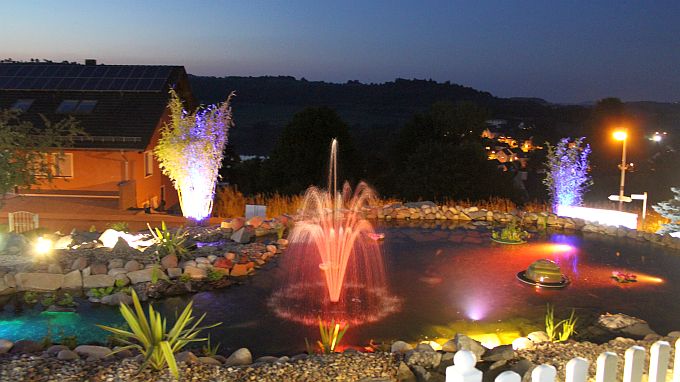 Maarberg Resort, oberer Teich am Abend
