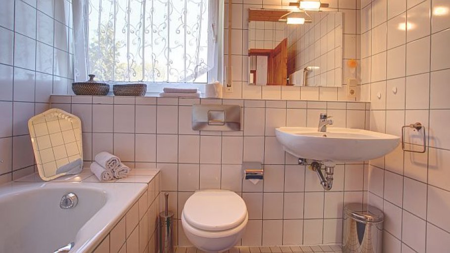 Bad 1 mit Badewanne, Duschvorrichtung und WC
