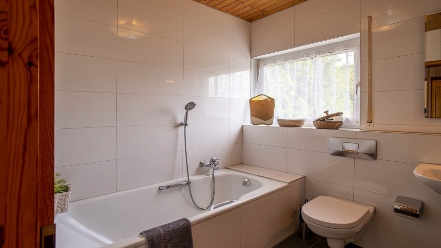 Fewo am Wirschbach, 1. Bad mit Badwanne