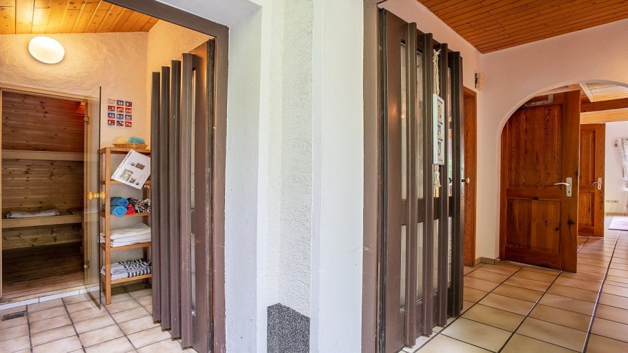 Fewo am Wirschbach, Eingang zur Wohnung und Eingang zur eigenen Sauna