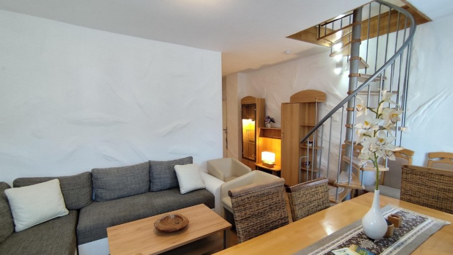 Ferienwohnung Daun - Wohraum mit Sofagarnitur